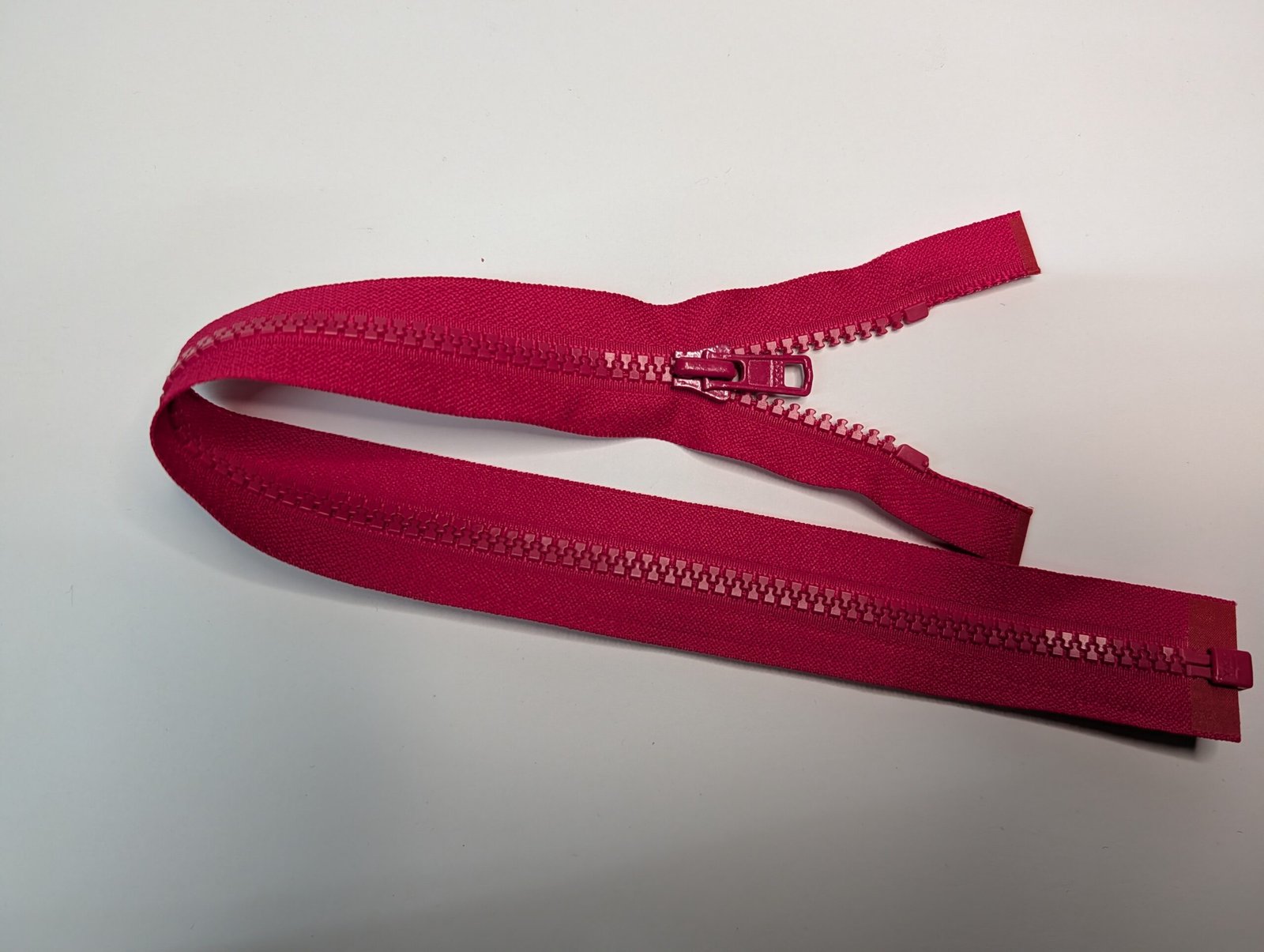MAGENTA CHUNKY ZIP NO.5 PLASTIC OPEN & END - Length 15"